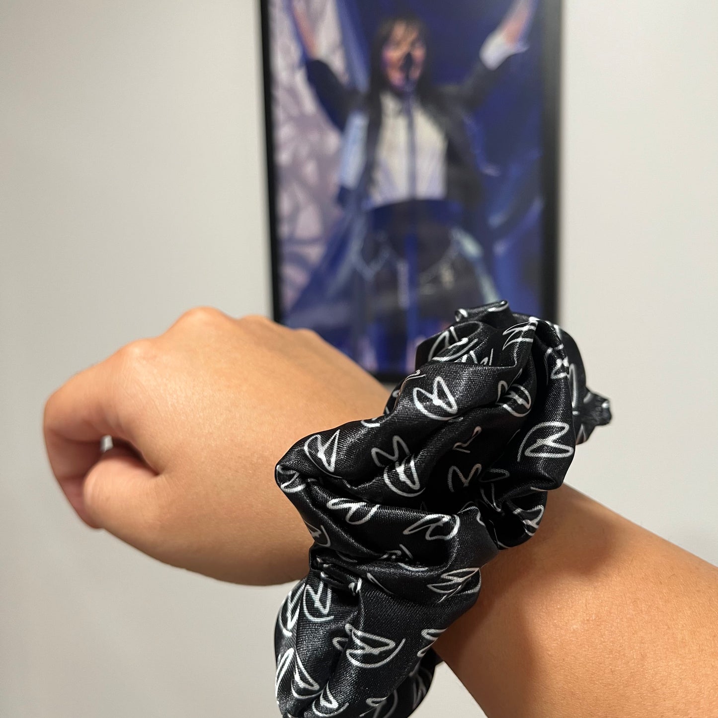 BLACK HEART SCRUNCHIE