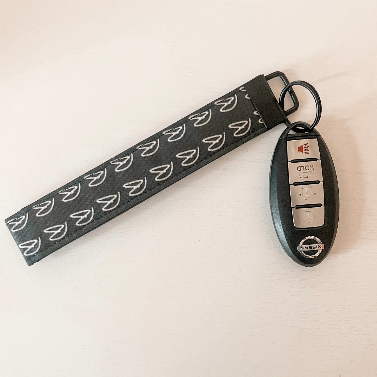 BLACK HEART WRISTLET