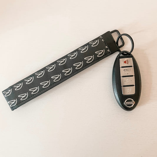 BLACK HEART WRISTLET